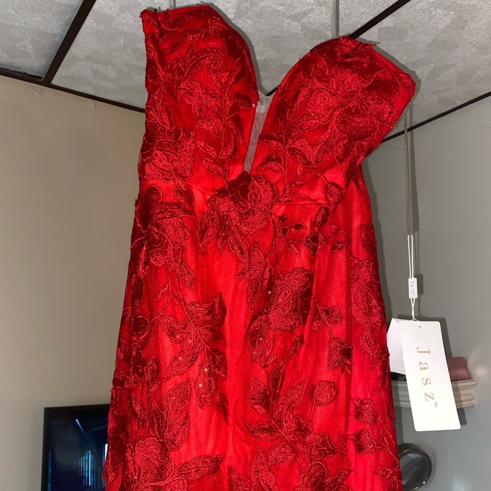 Hi, I am selling my unworn prom dress!!